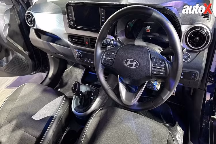 Bên trong xe, gốc gác của mẫu xe SUV Hyundai Exter 2024 được thể hiện khá rõ. Nguyên nhân là bởi nội thất của mẫu xe này khá giống với Hyundai Grand i10 2023 đang bán tại thị trường Ấn Độ.
