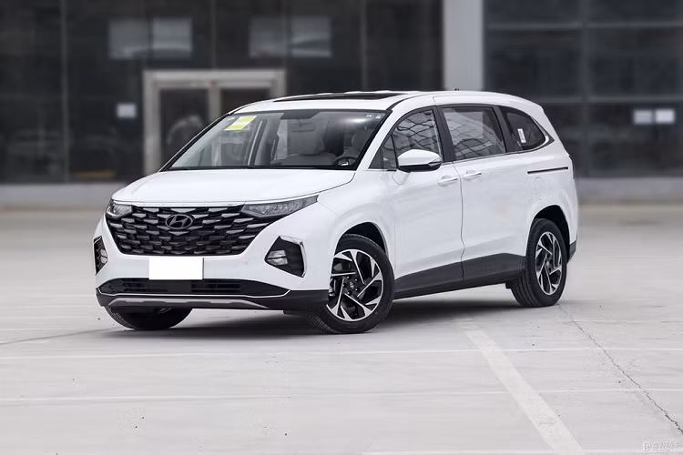 Thị trường ôtô Việt Nam đang xuất hiện tin đồn về việc hãng Hyundai sẽ ra mắt mẫu MPV cỡ lớn Custo mới. Có vẻ như tin đồn này sắp trở thành sự thật khi nhân viên tư vấn bán hàng tại đại lý tiết lộ thời điểm ra mắt của Hyundai Custo tại Việt Nam. Theo đó, mẫu xe này dự kiến sẽ được giới thiệu tại Việt Nam vào tháng 9/2023 như đối thủ của Kia Carnival.