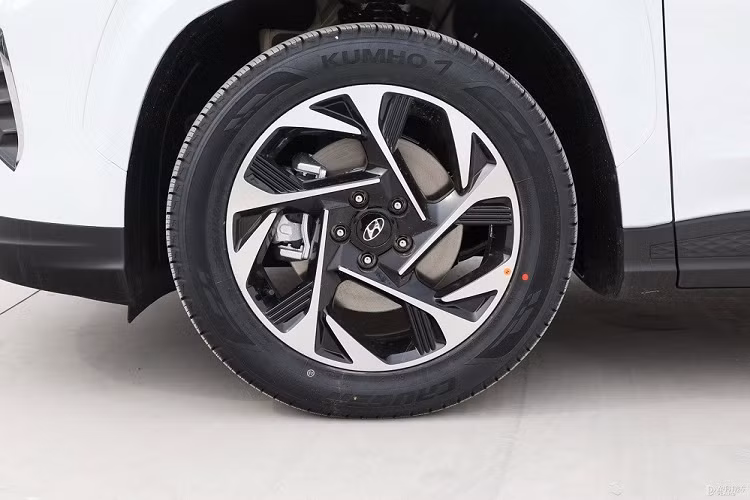 Không chỉ khung gầm mà ngay cả phong cách thiết kế của Tucson cũng được áp dụng cho Hyundai Custo. Có thể thấy rõ sự tương đồng giữa 2 mẫu xe này qua lưới tản nhiệt không viền với đèn pha và tích hợp dải đèn LED định vị ban ngày có thiết kế ẩn Parametric Hidden Lights. Ngay cả cản trước với hốc gió trung tâm kéo dài sang hai bên của Hyundai Custo cũng khá giống với người anh em Tucson.