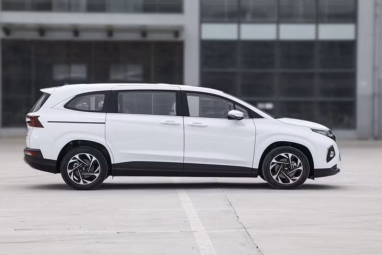 Hyundai Custo là mẫu MPV đã lần đầu tiên trình làng ở thị trường Trung Quốc vào hồi tháng 8/2021. Là sản phẩm của liên doanh Beijing Hyundai, mẫu MPV này hiện mới được bán ở thị trường Trung Quốc và Đài Loan. Việt Nam sẽ là thị trường thứ ba trên thế giới đón nhận Hyundai Custo.