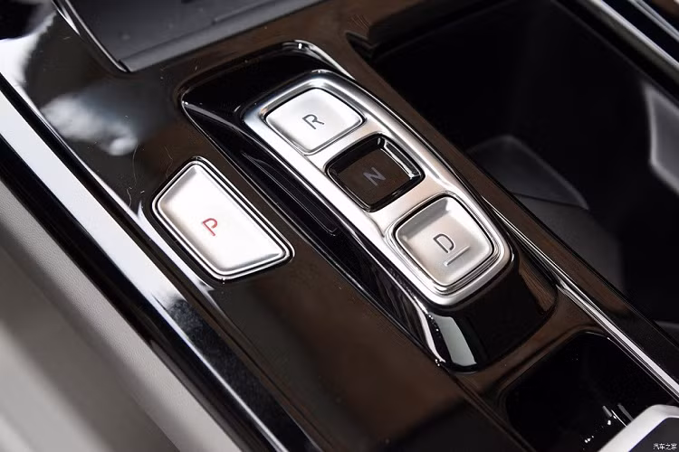 Tương tự ngoại thất, nội thất của Hyundai Custo cũng được thiết kế khá giống với Tucson. Những chi tiết như vô lăng và và nút bấm chuyển số trên cụm điều khiển trung tâm của mẫu MPV này đều gợi liên tưởng đến Hyundai Tucson.