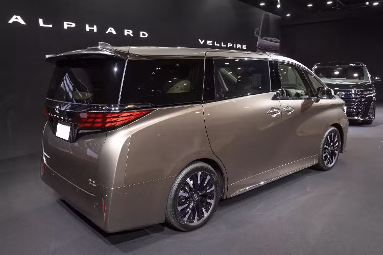 Ở thế hệ mới, mẫu MPV hạng sang này chỉ có 3 màu sắc là trắng, đen và nâu vàng. Hiện giá bán của Toyota Alphard 2024 tại Indonesia vẫn chưa được hé lộ. Việc Toyota Alphard 2024 liên tục xuất hiện tại Đông Nam Á cũng chứng tỏ mẫu xe này có thể sẽ sớm bán ở Việt Nam.