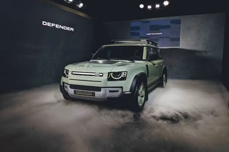 Các cải tiến trên ngoại thất mẫu xe SUV Land Rover Defender 75th Limited Edition còn bao gồm biểu tượng 75 năm độc đáo và cản xe được phủ màu bạc Ceres cùng với kính riêng tư tối màu.
