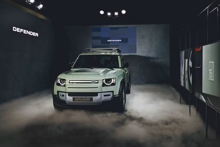 Nội thất bền bỉ và đa dụng của Defender cũng đón nhận những điểm đặc biệt tương tự. Trên bảng táp-lô của xe được khắc laser biểu tượng 75 năm màu xanh lá Grasmere nổi bật.