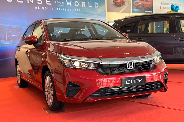 Trong loạt sedan cỡ B đại hạ giá, đầu tiên phải kể đến Honda City, trong tháng 10 này vẫn sẽ được hỗ trợ 50% lệ phí trước bạ từ Chính phủ, tương đương với số tiền khoảng 30 triệu đồng. Ngoài ra, một số đại lý còn tặng kèm phụ kiện trị giá từ 50 - 70 triệu đồng.
