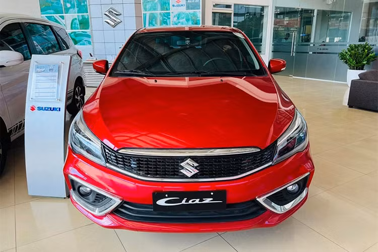 Suzuki Ciaz Mong muốn “thoát ế”, trong tháng 10 này, Suzuki Ciaz cũng được hãng hỗ trợ 50% lệ phí trước bạ, tương đương với mức ưu đãi khoảng 26 triệu đồng. Giá bán của xe sau ưu đãi giờ chỉ còn 503 triệu đồng. Suzuki Ciaz được cho là mẫu xe có trang bị tiện ích khá “nghèo nàn” so với các đối thủ cùng phân khúc.