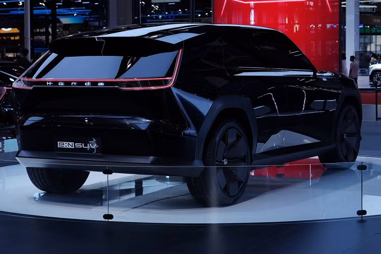 Phong cách này cũng được áp dụng cho cặp đôi Honda e:NS2 và e:NP2 chung sân khấu với e:N SUV Prologue tại triển lãm. Trên sườn xe của Honda e:N SUV Prologue xuất hiện nhiều bề mặt phẳng và những đường gân thẳng thớm, tạo cảm giác mạnh mẽ. Nằm bên trong hốc bánh là bộ vành la-zăng cỡ lớn với thiết kế 6 chấu dày dặn, có thiết kế khí động lực học. Mẫu xe concept này cũng được trang bị camera kỹ thuật số thay cho gương chiếu hậu truyền thống.