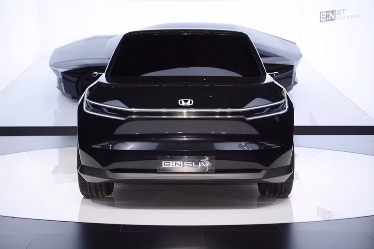 Mẫu xe điện Honda e:N SUV Prologue được phát triển dựa trên cơ sở gầm bệ e:N Architecture W dành riêng cho ôtô điện của hãng Honda. Mẫu xe concept này được thiết kế theo phong cách tối giản với tông màu đen chủ đạo.