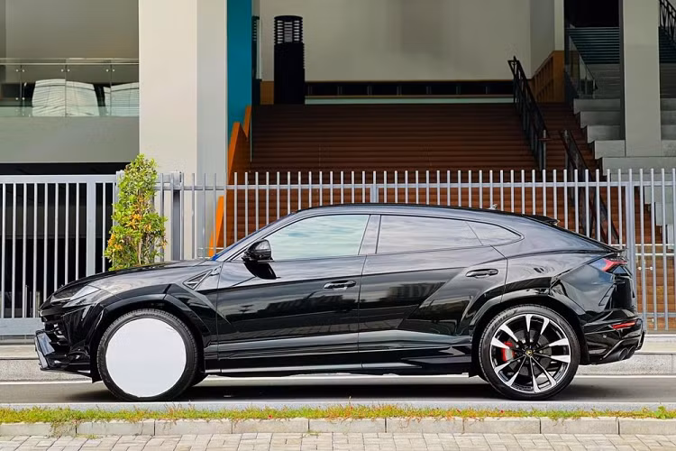 Được xây dựng trên nền tảng MLB Evo của Volkswagen, Urus chia sẻ nhiều thành phần với các mẫu SUV hạng sang khác của tập đoàn này, chẳng hạn như Audi Q7, Bentley Bentayga, Volkswagen Touareg hay Porsche Cayenne. Với tốc độ tối đa 305 km/h, Urus được coi là một trong những chiếc SUV sản xuất nhanh nhất thế giới.