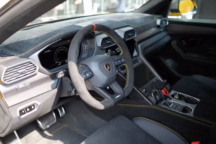 Hàng ghế sau của chiếc siêu SUV nhà Lamborghini này cũng có thể tùy biến theo kiểu 3 ghế ngồi bình thường hoặc khách hàng có thể yêu cầu 2 ghế ngồi độc lập cùng với hệ thống giải trí riêng.