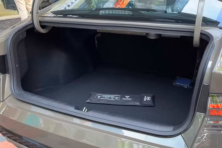 Nguồn sức mạnh của chiếc sedan cỡ B này là động cơ xăng 4 xi-lanh, tăng áp, phun xăng trực tiếp, dung tích 1.5L với công suất tối đa 160 mã lực cùng mô-men xoắn cực đại 260 Nm. Động cơ đồng hành với hộp số sàn 6 cấp và tiêu thụ lượng xăng trung bình 20 km/lít (5 lít/100 km).