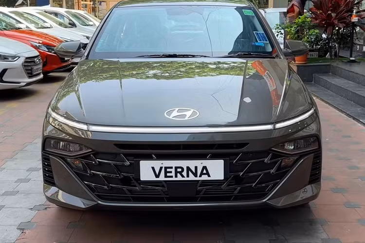 Bên trên lưới tản nhiệt còn có thêm khe gió hẹp, được chia thành 4 ngăn. Logo của hãng Hyundai không được tích hợp trong lưới tản nhiệt mà nằm trên nắp ca-pô.