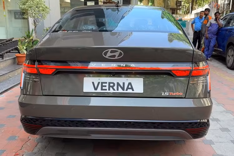 Trên cửa cốp còn có thêm logo 1.5 Turbo như dấu hiệu nhận biết cho phiên bản dùng động cơ tăng áp. Bên trong chiếc Hyundai Accent 2023 phiên bản SX (O) Turbo này là không gian nội thất bọc da màu đen với những điểm nhấn màu đỏ như đường viền chỉ trên ghế, vô lăng và cần số.