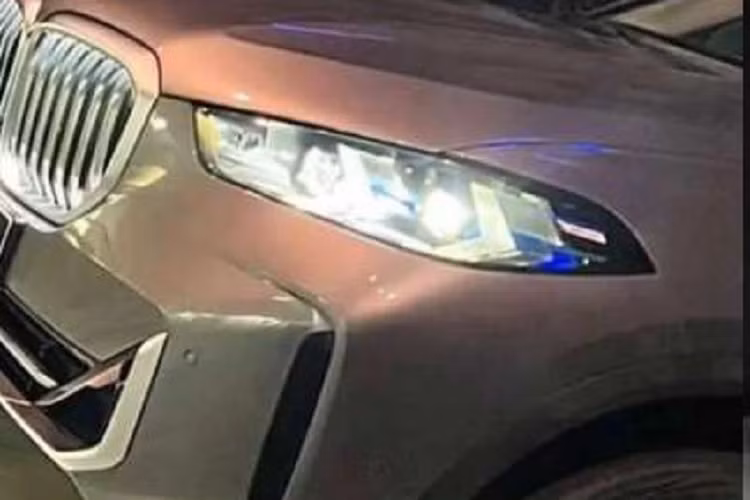 Ở BMW X5 M 2024 cao cấp nhất, xe sẽ có thêm động cơ xăng V8 mới. Dự kiến, BMW X5 2024 sẽ chính thức trình làng vào tháng 2 năm nay. Hiện giá bán của mẫu SUV hạng sang này chưa được công bố. Trong khi đó, tại Việt Nam, BMW X5 hiện vẫn mang thiết kế cũ nhưng đã được chuyển sang lắp ráp trong nước thay vì nhập khẩu nguyên chiếc.