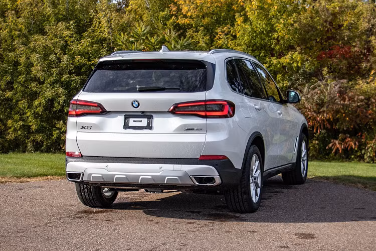 BMW X5 lắp ráp tại Việt Nam có 2 phiên bản là xDrive40i xLine và xDrive40i M Sport với giá bán tương ứng 4,169 tỷ và 4,019 tỷ đồng. So với xe nhập khẩu, BMW X5 lắp ráp trong nước rẻ hơn từ 70 - 550 triệu đồng.