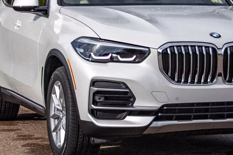 Thay đổi còn lại ở thiết kế ngoại thất của BMW X5 2024 là bộ vành la-zăng với thiết kế đa chấu phức tạp hơn. Đáng tiếc là hiện nội thất của mẫu SUV hạng sang này chưa được hé lộ. Tuy nhiên, sẽ không ngạc nhiên nếu xe cũng được trang bị hệ điều hành iDrive 8 mới với 2 màn hình cỡ lớn bên trong xe.