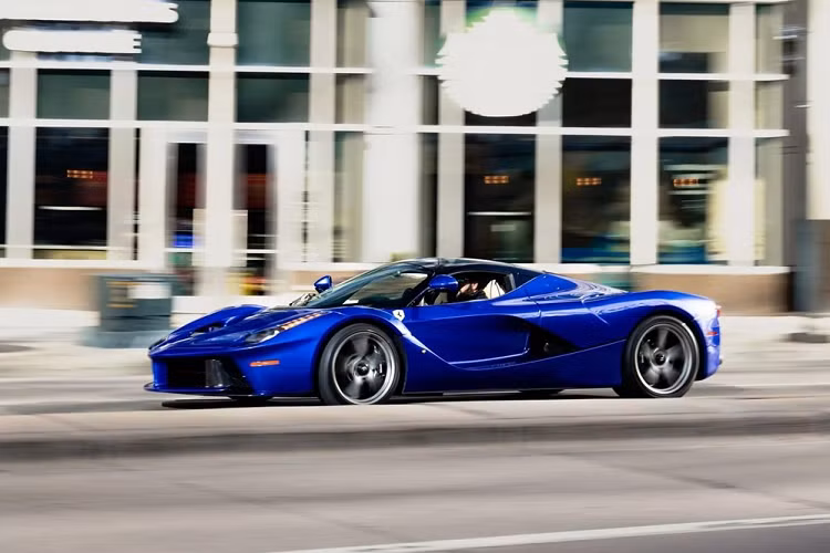 Ở lần khai mạc cho kỳ đấu giá năm 2023, RM Sotheby's sẽ tổ chức tại Arizona,một tiểu bang tại tây nam Hoa Kỳ vào ngày 26/1 này và nếu bạn hỏi tôi có xe nào đặc biệt - siêu xe Ferrari LaFerrari hàng hiếm với phối màu độc nhất thế giới sẽ gây sự tò mò.