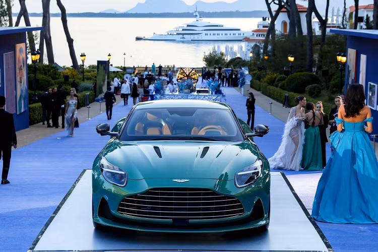 Chiec Aston Martin DB12 dau tien duoc ban voi gia 37,6 ty dong