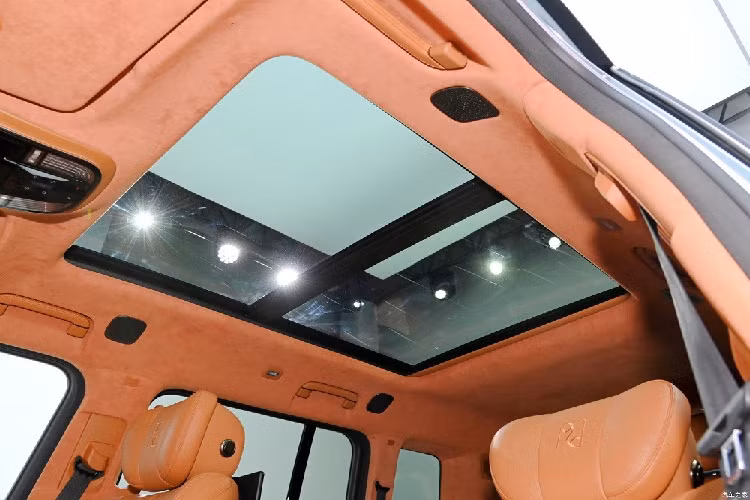 Tổng cộng, YangWang U8 sở hữu công suất 1.072 mã lực và mô-men xoắn cực đại 1.280 Nm. Nhờ đó, xe có thể tăng tốc từ 0-100 km/h trong thời gian 3,6 giây và đạt vận tốc tối đa 200 km/h. Hệ dẫn động 4 bánh điều khiển điện tử mang đến những tính năng như điều hướng mô-men xoắn nâng cao, xoay 360 độ tại chỗ như xe tăng và di chuyển sang ngang như cua bò cho mẫu xe này.