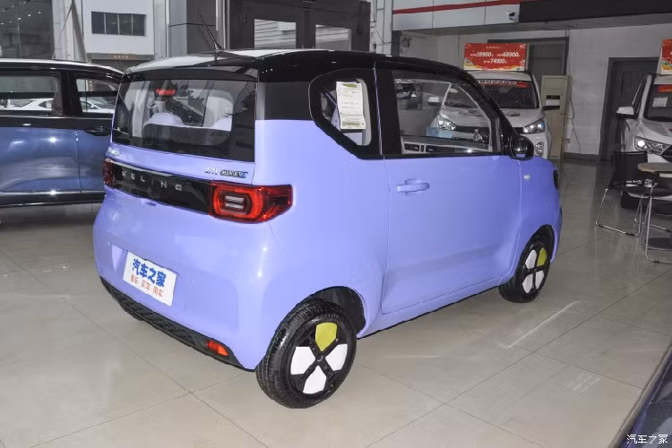 Nội thất xe Wuling Hongguang Mini EV vừa đủ dùng, xe có 4 chỗ, bảng đồng hồ LCD, bảng điều khiển trung tâm nổi bật với 3 núm xoay, điều chỉnh các thông số khác nhau, 1 màn hình cực nhỏ và không có trang bị sẵn màn hình giải trí, thay vào đó, khách hàng phải độ chế lại.