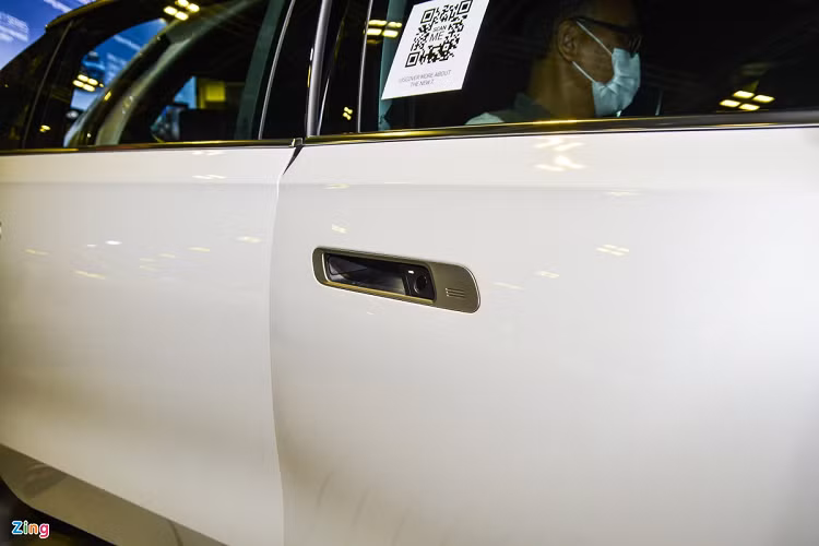 Khoang nội thất 7 Series thừa hưởng nhiều công nghệ lạ như thanh tương tác BMW Interaction Bar trải dài ở khu vực táp-lô, màn hình cong kích thước 14,9 inch.