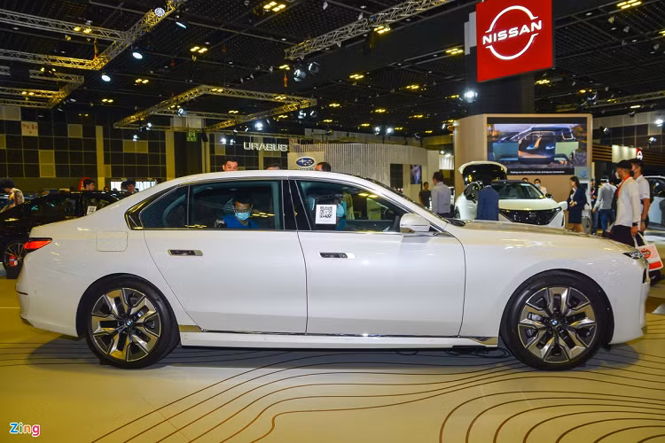 BMW 7 Series thế hệ mới có chiều dài 5.391 mm, rộng 2.192 mm và cao 1.544 mm, khoảng cách giữa 2 trục bánh xe 3.215 mm. Xét về kích thước, 7 Series đang có lợi thế hơn trước các đối thủ như Mercedes-Benz S-Class (5.179 x 2.109 x 1.503 mm, 3.106 mm) hay Audi A8 (5.302 x 1.945 x 1.488 mm, 3.128 mm).