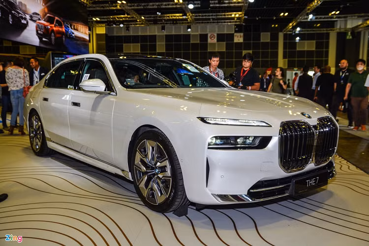 7 Series thế hệ mới được bán tại Singapore với 2 phiên bản là BMW 735i Pure Excellence và 735i M Sport Pro, giá bán khởi điểm gần 425.000 USD. Ở thị trường Việt Nam, 7 Series thế hệ cũ có giá từ 4,609 tỷ đồng.