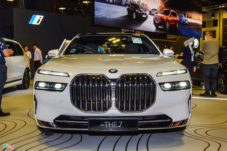 BMW 7-Series G70 2023 mới hiện vẫn chưa được phân phối tại Việt Nam, khả năng cao trong năm nay Thaco sẽ mang mẫu xe này về nước để cạnh tranh với dòng S-Class mới của Mercedes-Benz hay Audi A8.