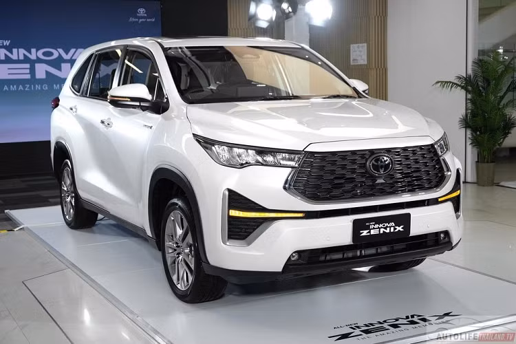 Toyota vừa chính thức giới thiệu Innova thế hệ mới ở thị trường Thái Lan. Ở thị trường này, xe có tên Toyota Innova Zenix 2023 mới, tương tự tại Malaysia và Indonesia. Tại Thái Lan, Innova Zenix chỉ có 2 phiên bản là Smart và Premium. Giá bán của 2 phiên bản này lần lượt là 1,379 - 1,479 triệu Baht (khoảng 942 triệu đến 1,01 tỷ đồng).