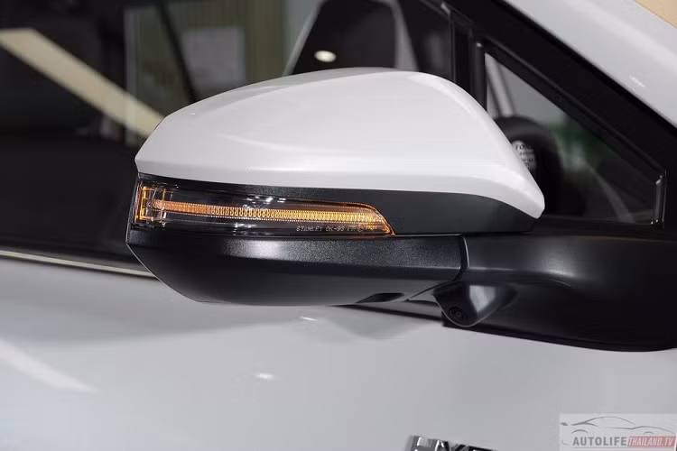 Ở thị trường Thái Lan, mẫu xe MPV này có những trang bị ngoại thất tiêu chuẩn như đèn pha LED phản xạ đa hướng với tính năng tự động bật/tắt và chờ dẫn đường, dải đèn LED định vị ban ngày kiêm đèn báo rẽ, đèn sương mù trước, đèn hậu LED, gương chiếu hậu tích hợp đèn báo rẽ LED/đèn chào mừng, cửa cốp chỉnh điện với cảm biến đá cốp, vành hợp kim 18 inch,... Trong khi đó, bản cao cấp có thêm cửa sổ trời toàn cảnh Panorama.