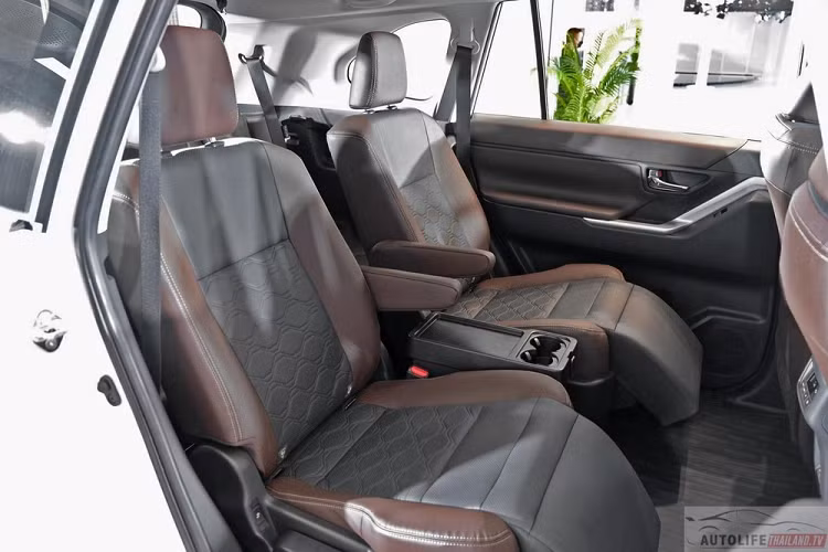 Trong khi đó, bản Premium cao cấp nhất được bổ sung nội thất bọc da màu đen phối nâu, 2 ghế thương gia có tính năng ngả chỉnh điện, gương chiếu hậu chống chói tự động và lẫy chuyển số sau vô lăng.