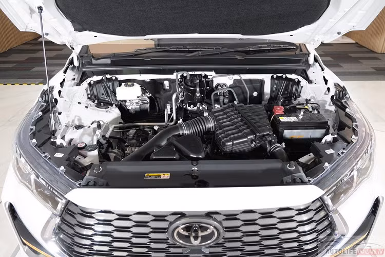 Điều đặc biệt là mẫu xe MPV Toyota Innova Zenix 2023 ở Thái Lan này chỉ dùng hệ truyền động hybrid, không có tùy chọn máy xăng như xe tại các thị trường Đông Nam Á khác. Nguyên nhân có lẽ là bởi thị trường này khá ưa chuộng xe hybrid.