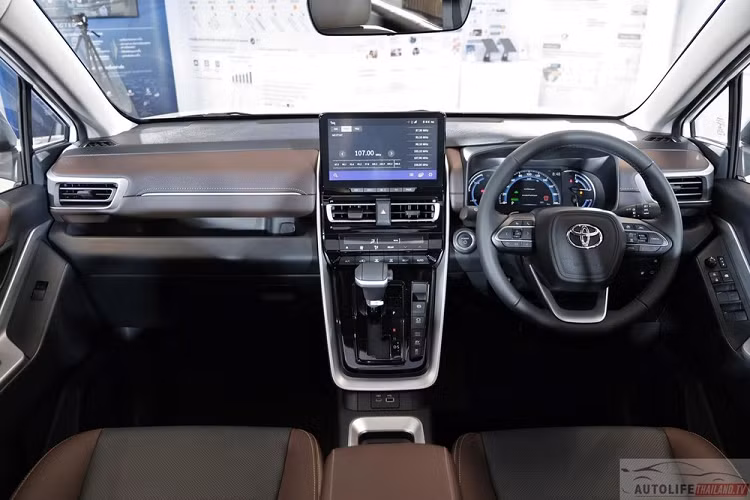 Khi mua Toyota Innova Zenix 2023, khách hàng Thái Lan có thể chọn 1 trong 4 màu sơn là xanh đậm, đen, bạc và trắng ngọc trai. Trong đó, trắng ngọc trai sẽ có giá cao hơn.