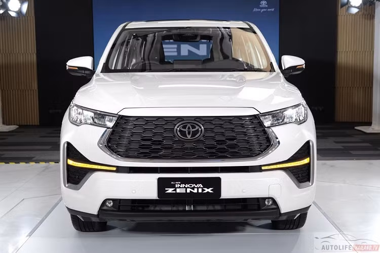 Gói Toyota Safety Sense này gồm có hệ thống cảnh báo tiền va chạm, kiểm soát hành trình thích ứng, giảm tốc độ tự động khi ôm cua, cảnh báo lệch làn đường kèm hỗ trợ đánh lái, hệ thống giữ xe ở giữa làn đường và đèn pha tự động. Camera 360 độ sẽ chỉ dành cho bản Premium cao cấp nhất.