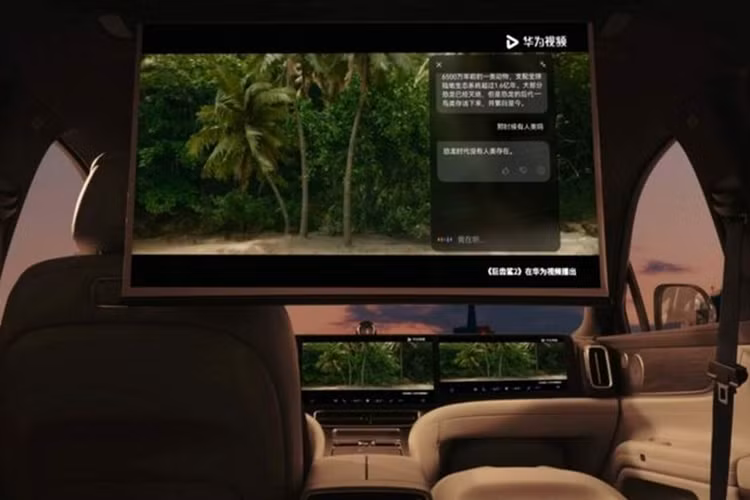 Ngoài ra xe còn được trang bị màn hình HUD 75 inch, 4 máy tính bảng cho mỗi hành khách phía sau và màn chiếu laser. Hệ thống thông tin giải trí được hỗ trợ bởi hệ điều hành HarmonyOS 4 và dàn âm thanh 25 loa 2.080 watt tích hợp công nghệ giảm tiếng ồn chủ động.