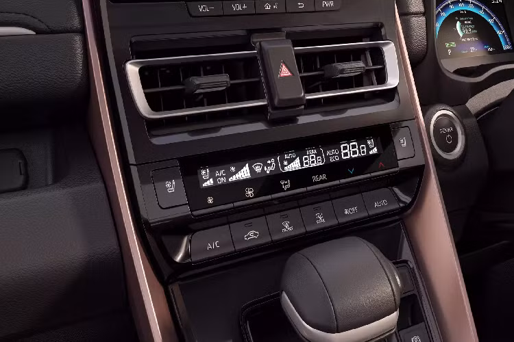 Sức mạnh được truyền tới bánh trước thông qua hộp số e-CVT. Hơn nữa, người lái xe có 4 chế độ lái để lựa chọn gồm EV, Normal, Eco, và Power. Suzuki Invicto sẽ được sản xuất tại nhà máy Toyota Bidadi ở Ấn Độ cùng với mẫu xe "anh em" của nó.