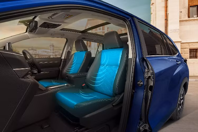 Tại thị trường Ấn, giá xe Suzuki Invicto hybrid 2024 dao động trong khoảng 24,79-28,82 INR (30.000-35.000 USD ~ tương đương 700-830 triệu đồng), rẻ hơn một chút so với Toyota Innova.