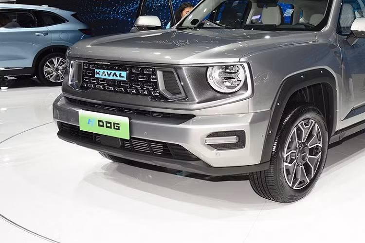 Bên trong Haval H-Dog là không gian nội thất 5 chỗ ngồi và bọc da phối 2 màu tương phản. Trước mặt người lái xuất hiện vô lăng 3 chấu hình tròn, tích hợp phím chức năng, bảng đồng hồ kỹ thuật số và màn hình cảm ứng trung tâm cỡ lớn, đặt nổi trên mặt táp-lô.