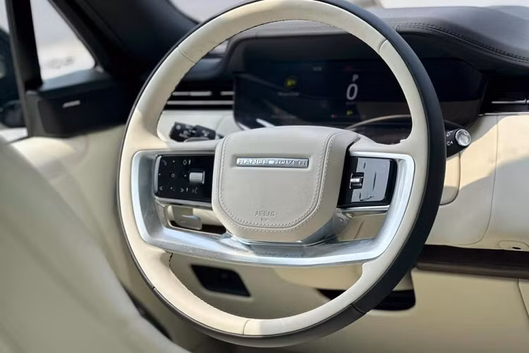 Land Rover đã đưa một loạt các công nghệ tiên tiến vào mẫu xe Range Rover mới như khử tiếng ồn chủ động thế hệ thứ ba mang lại không gian nội thất yên tĩnh nhất khi vận hành trên đường...