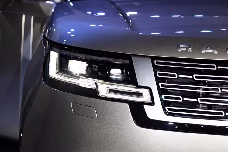 Chiếc Range Rover thế hệ mới của Cường Đô la mua tặng cho Đàm Thu Trang có ngoại thất được sơn màu vàng Batumi Gold, 1 trong các bộ áo là quốc dân trên Range Rover thế hệ mới. Xe được áp dụng triết lý "phẳng" để giúp hệ số cản gió của xe chỉ ở mức 0,3 Cd, thấp nhất trong phân khúc SUV hạng sang cỡ lớn. Tay nắm cửa xe thò thụt, đèn pha và đèn hậu LED của xe là dạng full led...