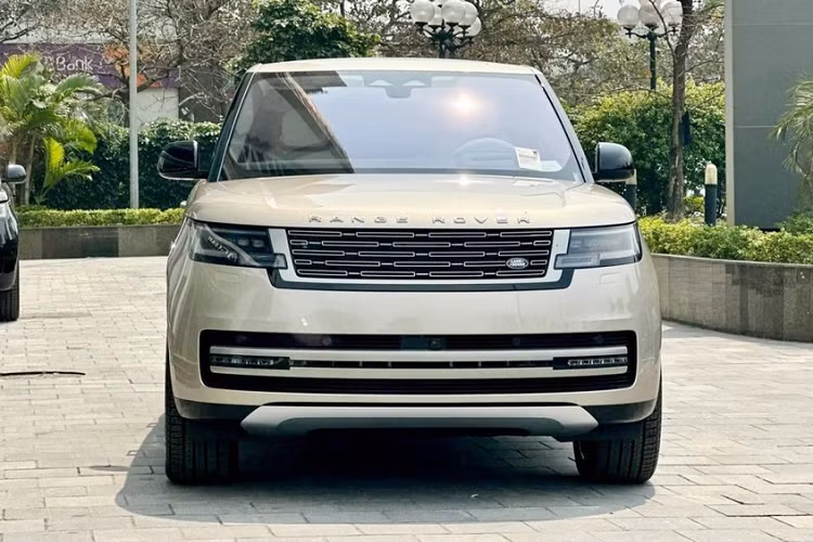 Sau bán đi chiếc SUV hạng sang Mercedes-AMG G63 mua chính hãng 3 năm trước gây xôn xao mạng xã hội. Người mua lại chiếc xe Mercedes-AMG G63 của vợ chồng Đàm Thu Trang còn tiết lộ, tay chơi xe phố núi Cường Đô la tậu Range Rover bản SV chính hãng tại Việt Nam tặng vợ, chiếc xe hiện nay trên 16,8 đến 25 tỷ đồng.