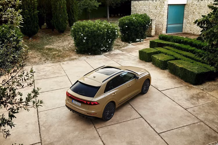 Tương tự như xe tại châu Âu, bộ đôi Audi Q8 và SQ8 2024 tại Mỹ cũng là đợt cập nhật nhẹ, nhưng vẫn bao gồm những thay đổi khá ấn tượng. Ở đầu xe, lưới tản nhiệt Singleframe hình bát giác nay đã được thiết kế lại với họa tiết mới gồm các khe dọc trên Q8 tiêu chuẩn hoặc các điểm nhấn hình chữ L trên gói S line và SQ8.