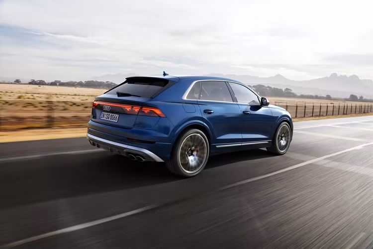 Lượng trang bị của bản này cũng tương đương với Q8 Prestige. Ngoài ra, SQ8 có hệ thống treo khí nén được tinh chỉnh đặc biệt, tính năng đánh lái bánh sau và bộ phanh dùng đĩa lớn hơn 25 mm so với Q8.