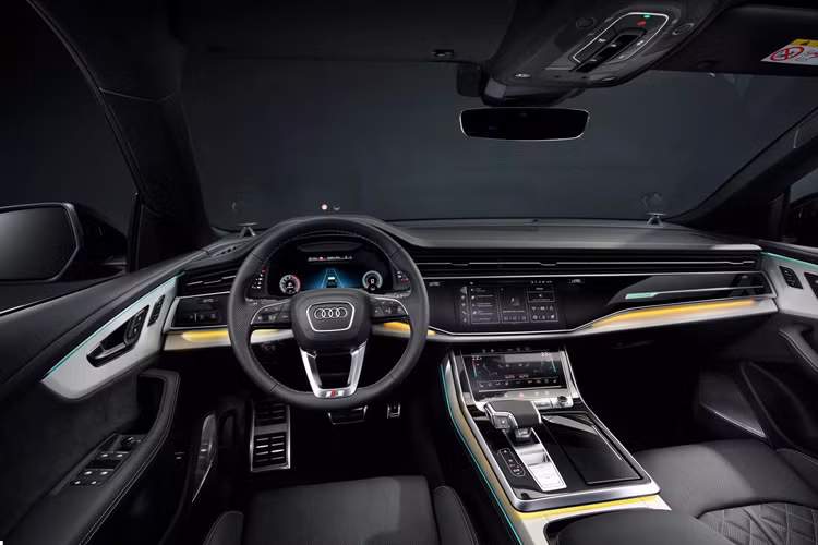 Đến nay, Audi tiếp tục công bố giá bán của Q8 2024 và SQ8 2024, nhưng là dành cho thị trường Mỹ. Điều bất ngờ là cả 2 đều có giá khởi điểm thấp hơn đáng kể so với tại châu Âu. Theo đó, giá xe Audi Q8 2024 tại Mỹ là từ 73.700 USD (tương đương 1,818 tỷ đồng), còn SQ8 2024 từ 96.600 USD (tương đương 2,374 tỷ đồng).