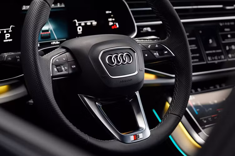 Audi Q8 và SQ8 2024 có 3 tùy chọn màu sơn ánh kim mới bao gồm Chili Red, Ascari Blue và Sakhir Gold cùng với 5 kiểu mâm hợp kim có kích thước từ 21 đến 23 inch. Bên trong cabin, có đến 9 lựa chọn trang trí và một số lựa chọn bọc ghế mới. Các lớp hoàn thiện như tro hạt mịn, vải chéo carbon và màu xám bạc tuyến tính nhôm cũng có sẵn, tùy thuộc vào cấu hình.