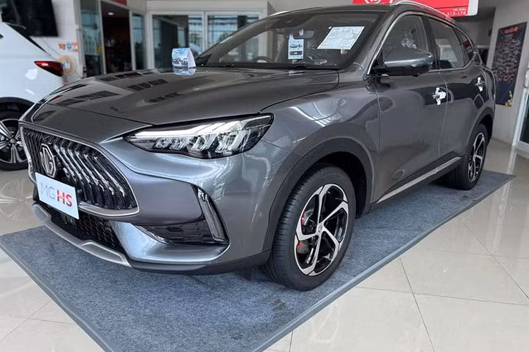 Ở phiên bản mới, MG HS sẽ được nhập khẩu nguyên chiếc từ Thái Lan, tương tự 2 người anh em MG5 và ZS. Hiện nhân viên tư vấn bán hàng tại đại lý cũng đã nhận cọc cho mẫu SUV cỡ C này. Theo thông tin từ đại lý, thời gian giao MG HS 2023 cho khách hàng Việt Nam là ngay từ tháng 8/2023. 