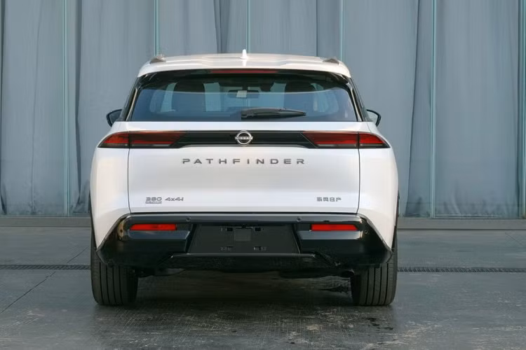 Bên ngoài, Pathfinder có nhiều nét giống những mẫu xe cùng thương hiệu Nissan như Ariya, Serena hay Note. Có thể thấy rõ sự tương đồng giữa những mẫu ô tô Nissan này qua khu vực đầu xe với lưới tản nhiệt không viền cỡ lớn. Bên trong lưới tản nhiệt là những nan mạ crôm nằm ngang và kéo dài sang hai bên khiến khu vực đầu xe như rộng hơn.