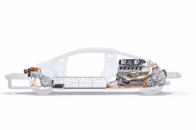 Điều này có thể suy đoán, pin của "Lambo" nhẹ và cung cấp ít điện hơn. Trong trường hợp hết pin, năng lượng sẽ được tái tạo từ phanh của động cơ điện phía trước hoặc dùng động cơ V12 làm máy phát điện - cách này bổ sung năng lượng trong 6 phút. Điều này giúp xe nhanh chóng lấy lại sức mạnh tối đa trên đường đua.