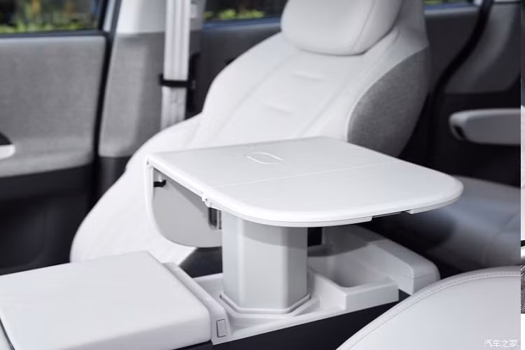 ArcFox Kaola cũng đã hợp tác với Goodbaby International, công ty phát triển và bán một số thiết bị dành cho trẻ em. Họ cùng nhau phát triển ghế trẻ em điều chỉnh điện tử. Ghế có thể chuyển sang tư thế nằm để cho bé ngủ ngon hơn. Độ bền kết cấu của ghế trên xe ArcFox Kaola tăng 156% so với ghế trẻ em tiêu chuẩn.