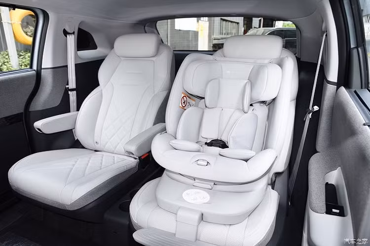 ArcFox Kaola cũng có một thanh ray bên trong xe giúp trẻ em và bà mẹ mang thai vào trong xe. Và cuối cùng, ghế sau bên phải có thể nghiêng 140 độ trong khi ghế trước bên phải có thể gập lại. Đồng thời, Kaola còn hỗ trợ chế độ sinh thái đa phương tiện cho trẻ em và xe được tích hợp sẵn Baby Bus, Himalaya, Tencent Video, v.v.